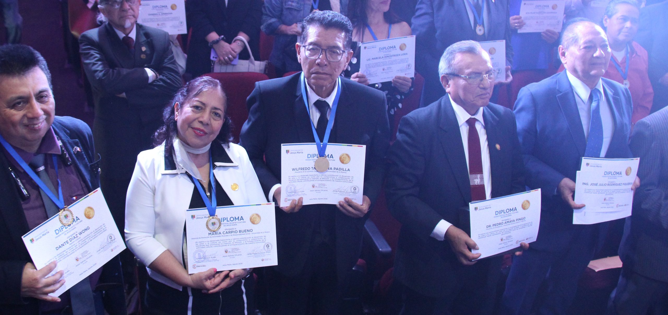 Maestro Wilfredo Tarazona y la Abg. María Carpio reciben reconocimiento por su aporte a la cultura