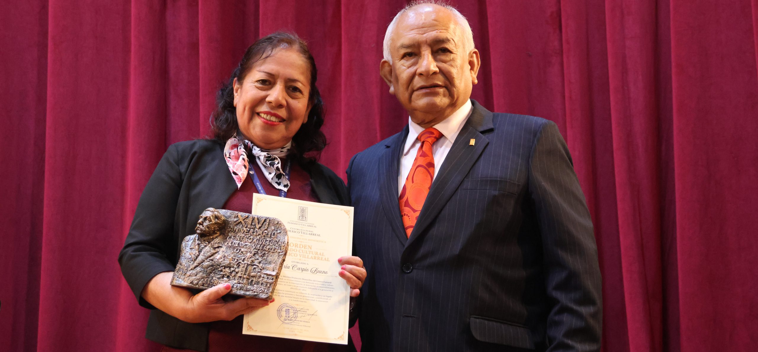 María Carpio Bueno recibe la Orden Legado Cultural “Federico Villarreal”